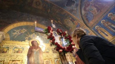 Православные христиане заполнили храмы в Великую пятницу