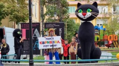 Традиционный карнавал в Габрово отправляет послание за мир и юмор