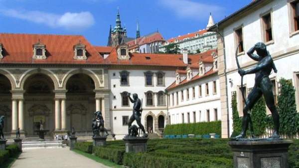 Болгары за рубежом: Генка Минчева – о жизни в Праге и работе охранника в чешском сенате