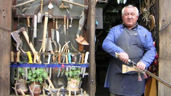 Туристы осваивают традиционные болгарские ремесла