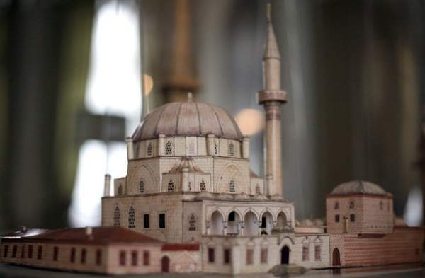 Макеты церквей, синагог, мечетей и домов показаны на выставке толерантности