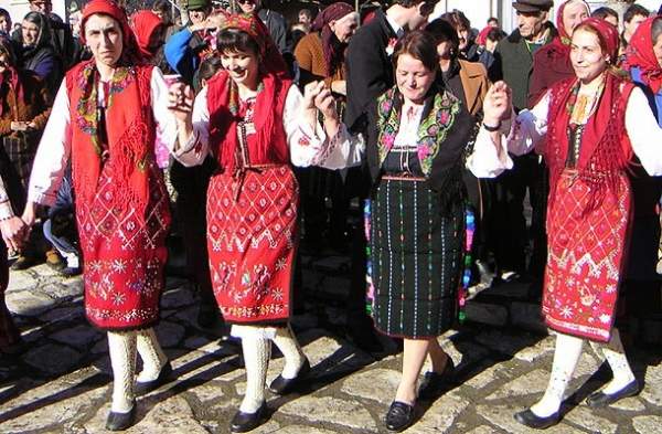 Бабушки из села Добырско привлекают туристов словно магнит