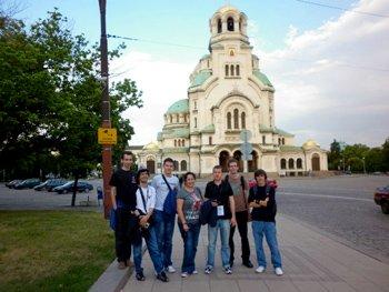 Молодые добровольцы показывают туристам достопримечательности Софии