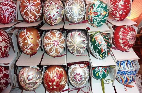 В городе Велинград расписывают яйца по старинной технологии
