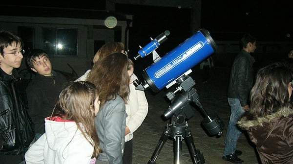 Дети наблюдают за звездными галактиками с берегов Дуная