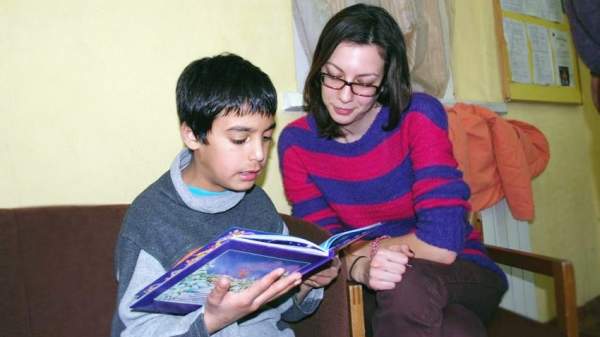 Добровольцы из фонда «Подарите книгу» помогают брошенным детям научиться читать