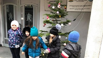 В Софии зажглись огни рождественской елки, украшенной детьми