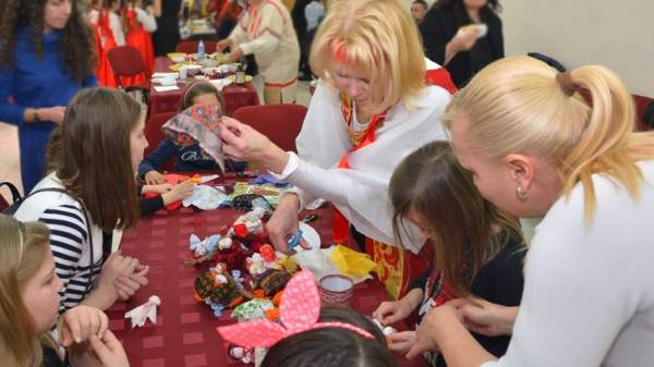 Веселый русский праздник Масленица в Софии