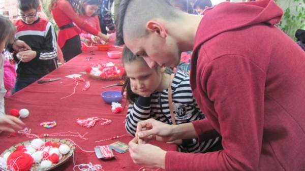 Дети из города Попово делают мартеницы в помощь своим сверстникам с проблемами со здоровьем