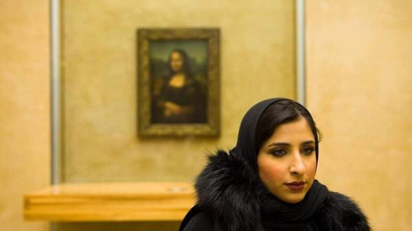 Фотограф Никола Михов исследует, почему Мона Лиза превращается в «звезду» селфи-мании