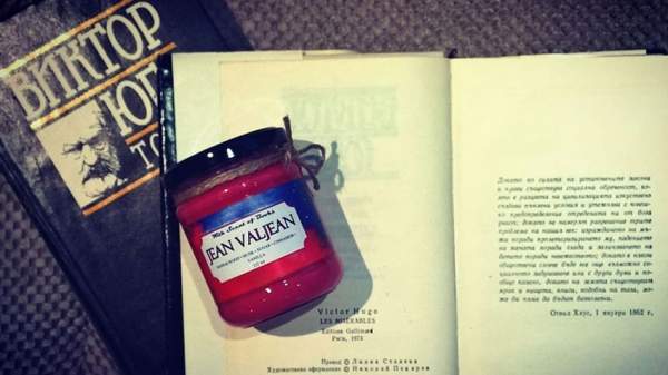 Свечи «С ароматом книг» превращают чтение в еще более реальное и приятное занятие