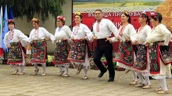 Фестиваль «дырявой» баницы возвращает радость жизни в село Вырбица