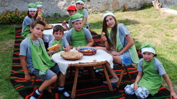 Возрожденческое училище «Я - болгарин» знакомит детей с болгарскими традициями и историей