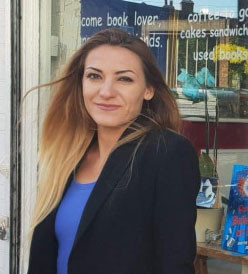Элина Стоянова – девушка, создавшая дом для болгарских книг в Лондоне