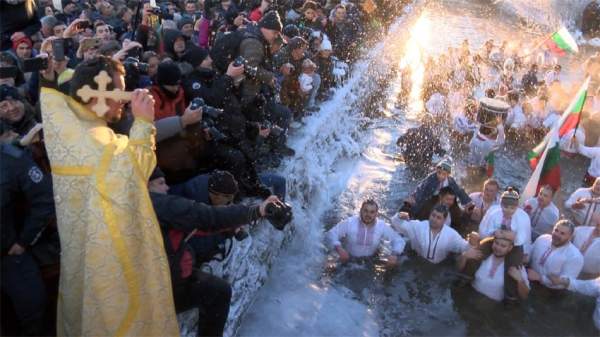 В день Богоявления в ледяной воде реки Тунджа калоферцы заводят свой мужской хоровод за здоровье
