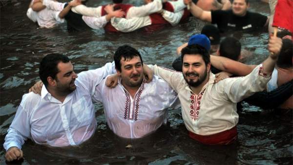 В день Богоявления в ледяной воде реки Тунджа калоферцы заводят свой мужской хоровод за здоровье
