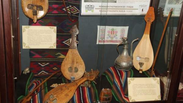 Песня деревянных музыкальных инструментов звучит в Этнографическом музее Пловдива