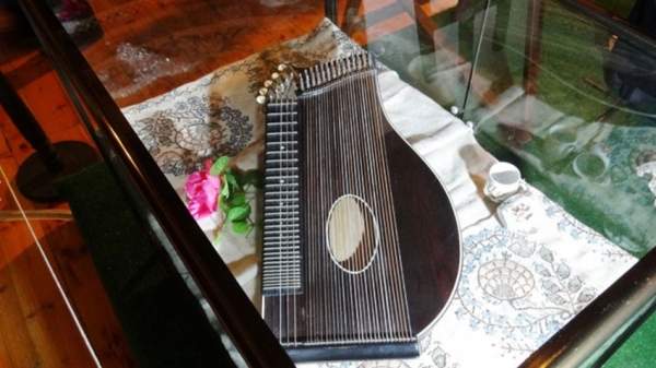 Песня деревянных музыкальных инструментов звучит в Этнографическом музее Пловдива