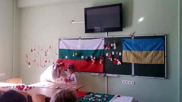 Болгарские дети на Украине встречают весну вышитыми мартеницами