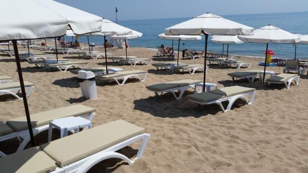 Болгария привлекает туристов бесплатными зонтами и шезлонгами
