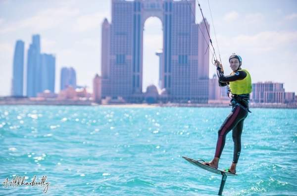 Александр Бачев летит над водой на своем кайте и мечтает об олимпийской медали