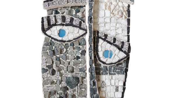 Мозаичные маски из камня в необычной выставке