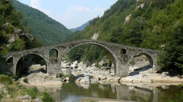 Экспедиция изучает тайны каменных мостов в Родопах