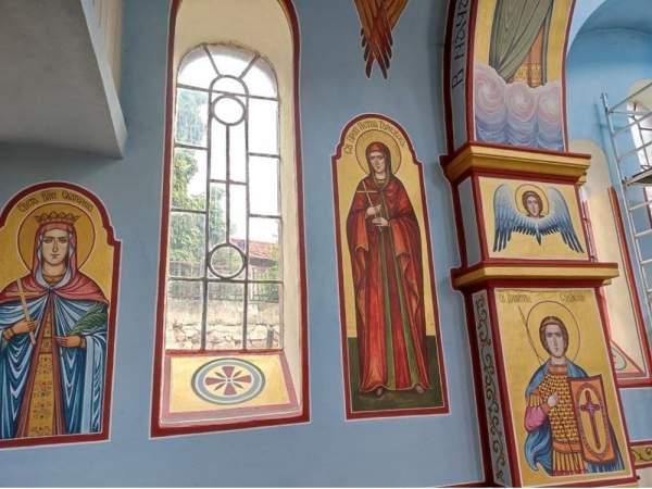Церковь Св. Параскевы в селе Балша пробуждается для новой жизни через 100 лет, благодаря таланту художницы из России