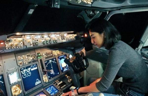 «Я снова буду летать» – первая женщина-пилот Афганистана в интервью БНР о своем бегстве от талибов в Болгарию