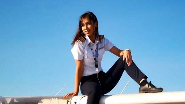 «Я снова буду летать» – первая женщина-пилот Афганистана в интервью БНР о своем бегстве от талибов в Болгарию