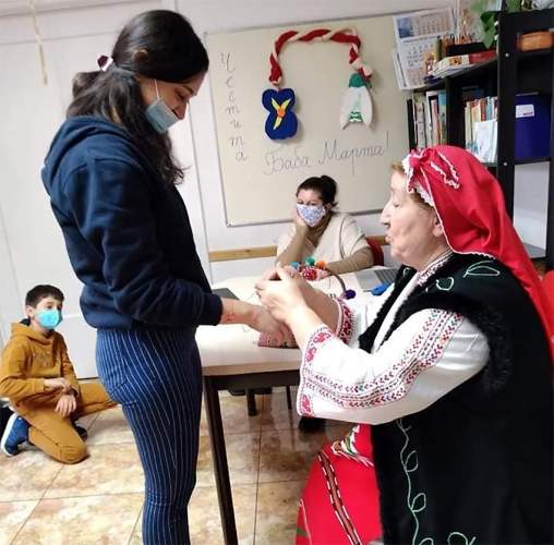 Болгарские дети в разных концах мира надеются, что Бабушка Марта принесет прежде всего мир