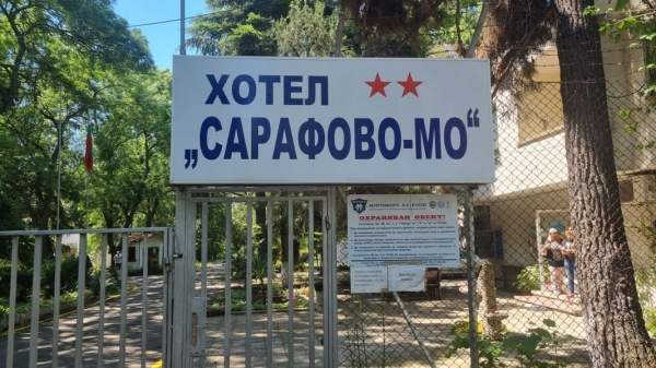 Правительство приостановило план размещения украинских беженцев на государственных базах