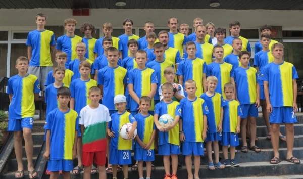 Болгарские спортивные журналисты подарили футбольную форму украинским детям