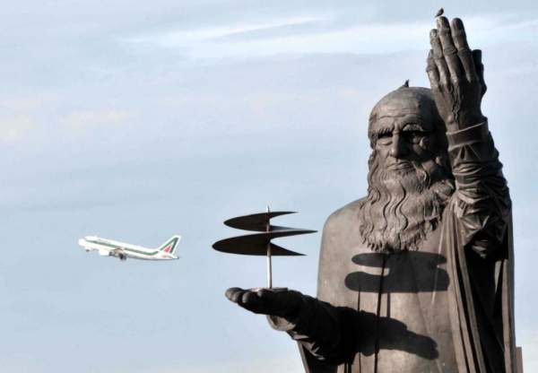 Девятиметровую скульптуру Леонардо да Винчи в римском аэропорту создал Асен Пейков