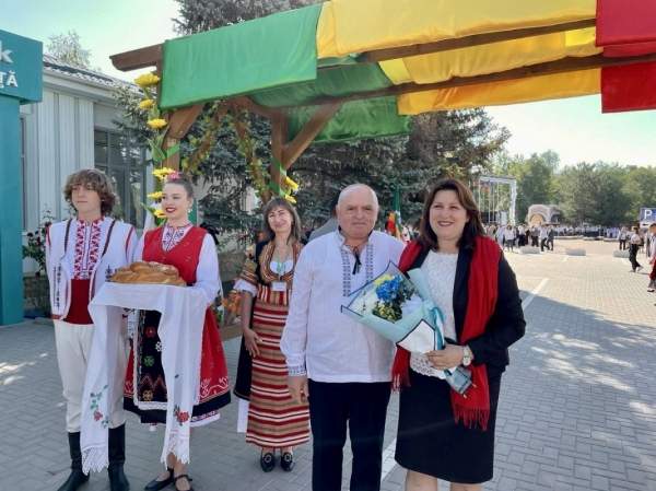 Продолжение сотрудничества Тараклии и Габрово: Предприниматель подарил народные костюмы болгарским коллективам