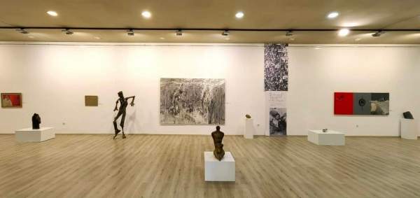 Известные скульпторы и художники, объединенные в выставке “Ахимса: ненасилие”
