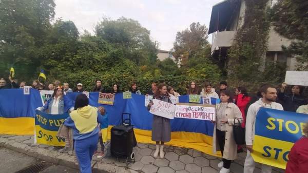 "Путин, остановись!" – очередной протест у посольства России в Софии