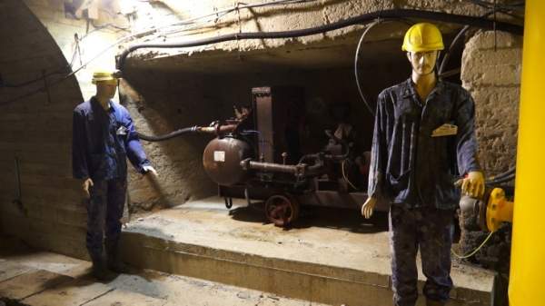 Старый рудник в центре Мадана встречает туристов