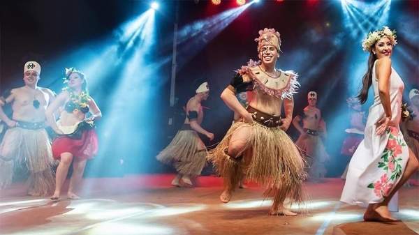 Танцевальные коллективы из 11 стран на фестивале "Золотая пыль" в Челопече