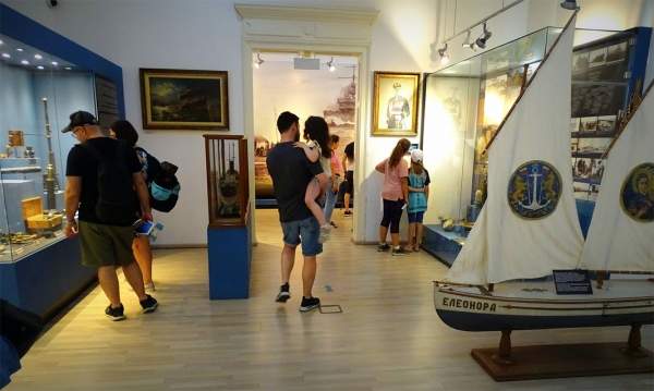 Tripper Travel Guide с рекомендацией любой ценой посетить Военно-морской музей в Варне