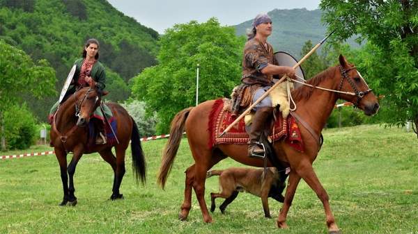 Гладиаторские бои, рынок рабов и вкусные яства на средневековом фестивале в окрестностях Сливена