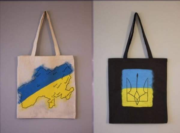 Сине-желтые текстильные сумки несут послание одной болгарки о мире в Украине