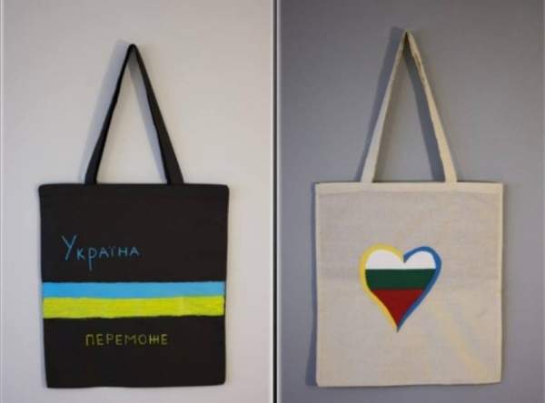 Сине-желтые текстильные сумки несут послание одной болгарки о мире в Украине