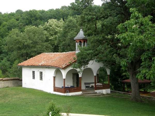 Выживший 17 веков монастырь Святого Афанасия Великого бережет болгарскую церковь и народ
