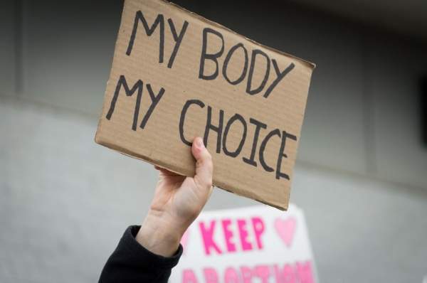 Европарламент решил: Право на аборт должно стать частью Хартии основных прав ЕС