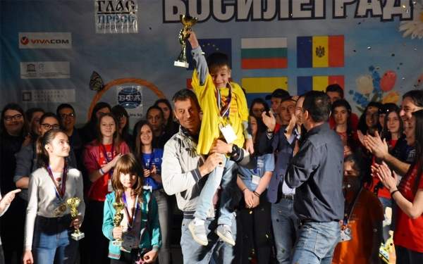 Юные болгары определят самое крепкое крашеное яйцо в Босилеграде