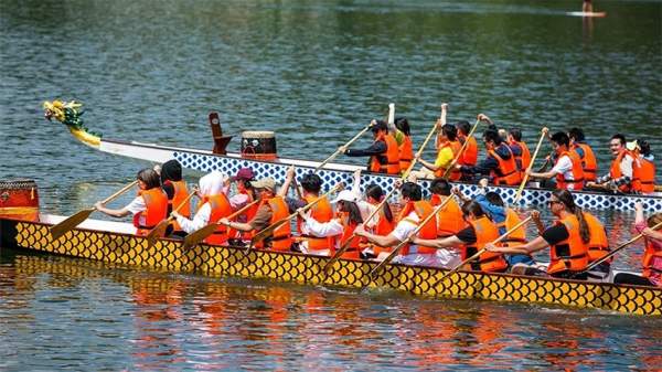 Фестиваль драконьих лодок на озере Панчарево у Софии