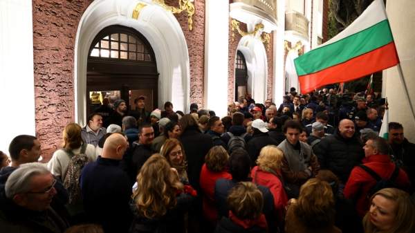 Протест перед Народным театром вчера перерос в беспорядки