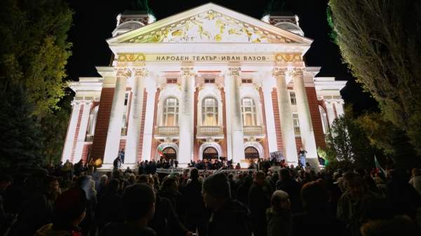 Протест перед Народным театром вчера перерос в беспорядки