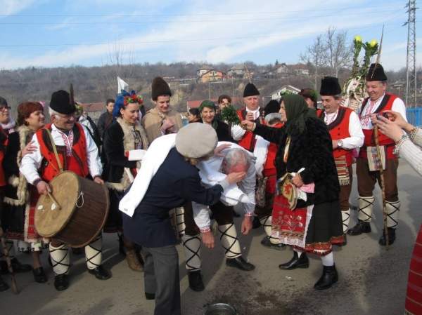 День повитух: Когда традиция связывает с корнями жизни